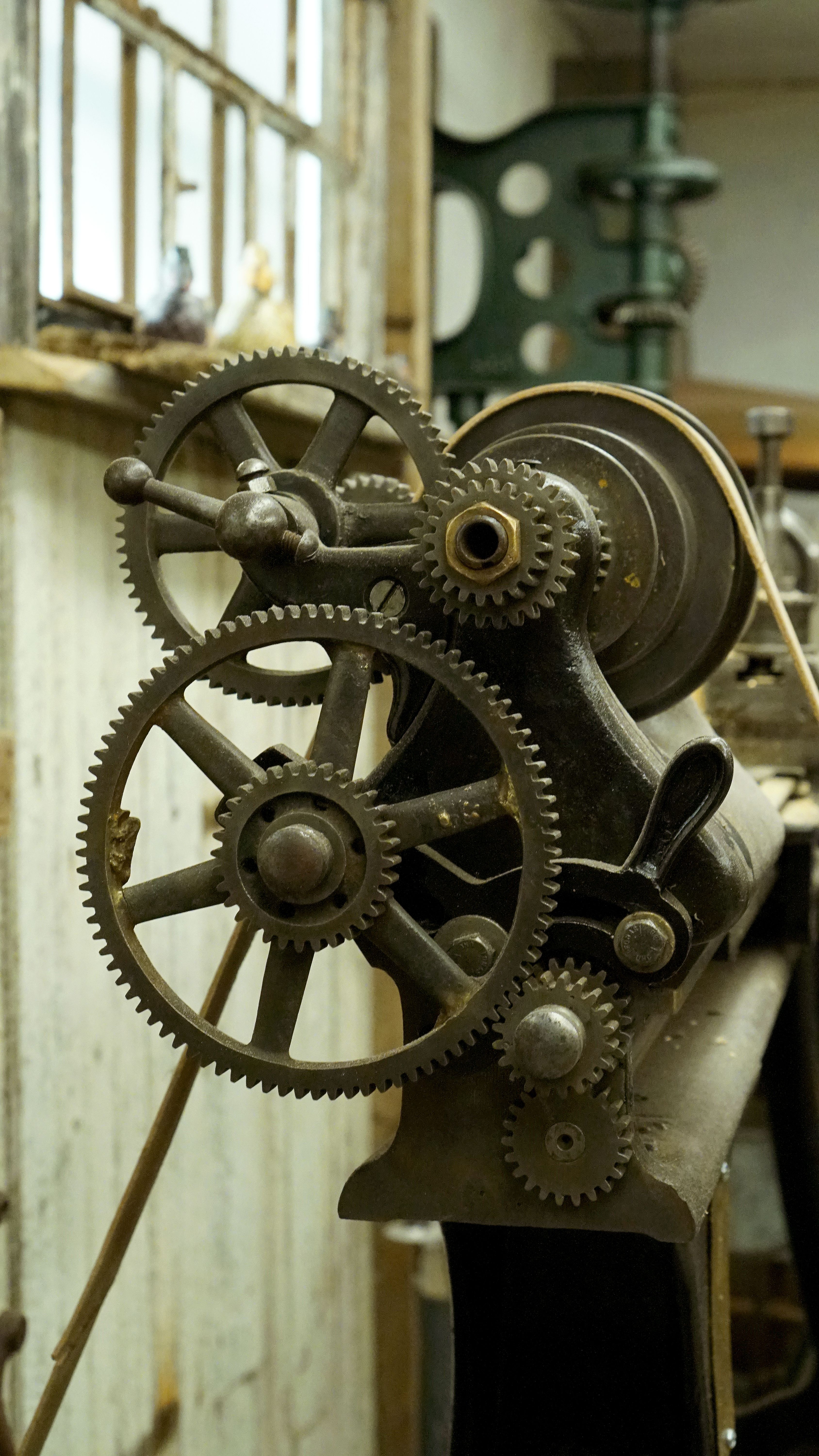 Mechanical gears and workshop assembly